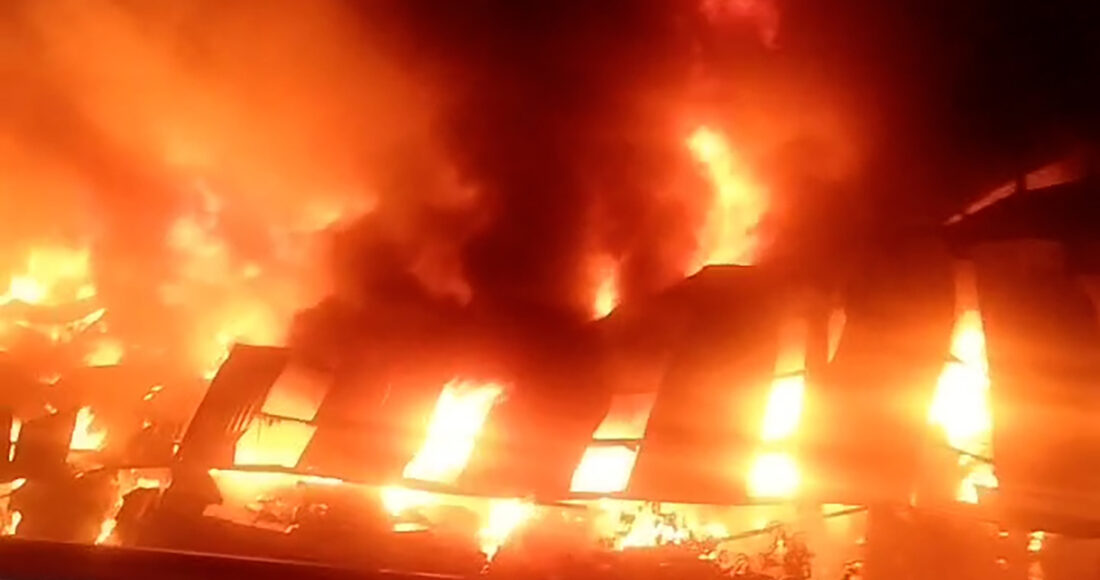 Lửa bao trùm nhà xưởng. Ảnh: Trúc Quỳnh
