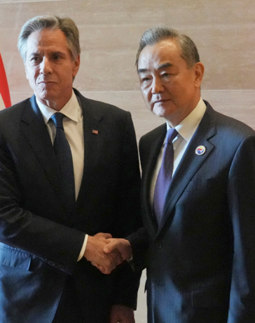 Ngoại trưởng Anthony Blinken (trái) và Ngoại trưởng Vương Nghị bắt tay tại Lào hôm 27/7. Ảnh: AFP