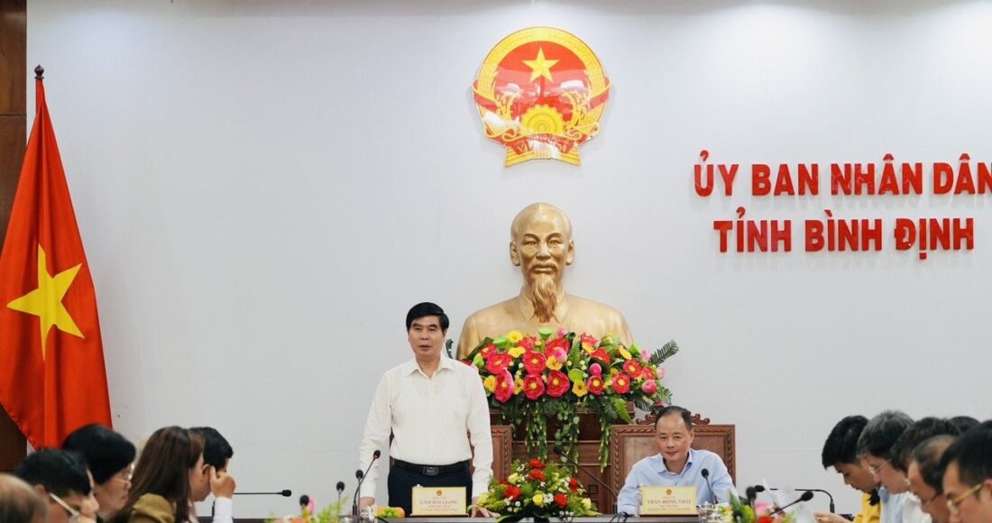 Ông Lâm Hải Giang, Phó Chủ tịch UBND tỉnh Bình Định (đứng) chia sẻ kết quả hoạt động khoa học công nghệ, đổi mới sáng tạo của địa phương với đoàn công tác Bộ Khoa học và Công nghệ. Ảnh: TTTT