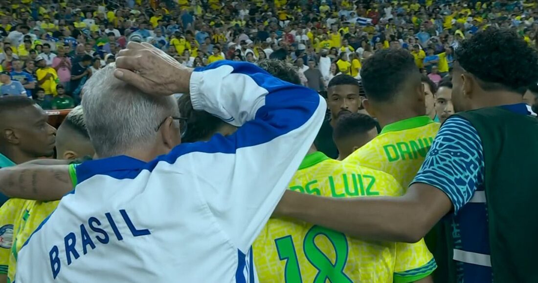 HLV Dorival Junior (áo trắng) bị ngó lơ khi Brazil thua Uruguay trên loạt đá luân lưu tứ kết Copa America, sân Allegiant, thành phố Paradise, bang Nevada, Mỹ tối 6/7/2024. Ảnh: chụp màn hình