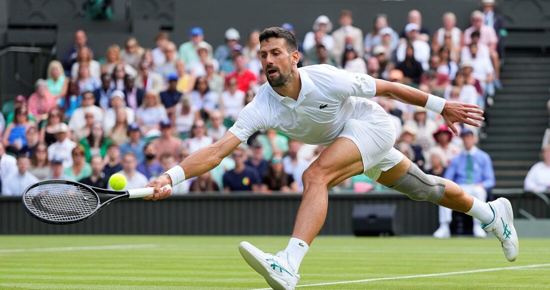 Djokovic cứu bóng trong trận gặp Fearnley trên sân Trung tâm ở tổ hợp All England Club, hôm 4/7. Ảnh: Reuters