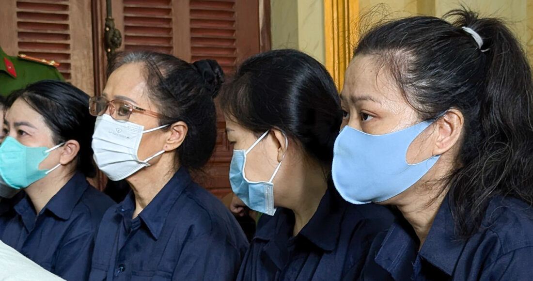 Bị cáo Nguyễn Thị Minh Phụng (ngoài cùng bên phải), bị cáo Nguyễn Thị Kin Phượng (ngoài cùng bên trái) và đồng phạm tại tòa. Ảnh: Hải Duyên