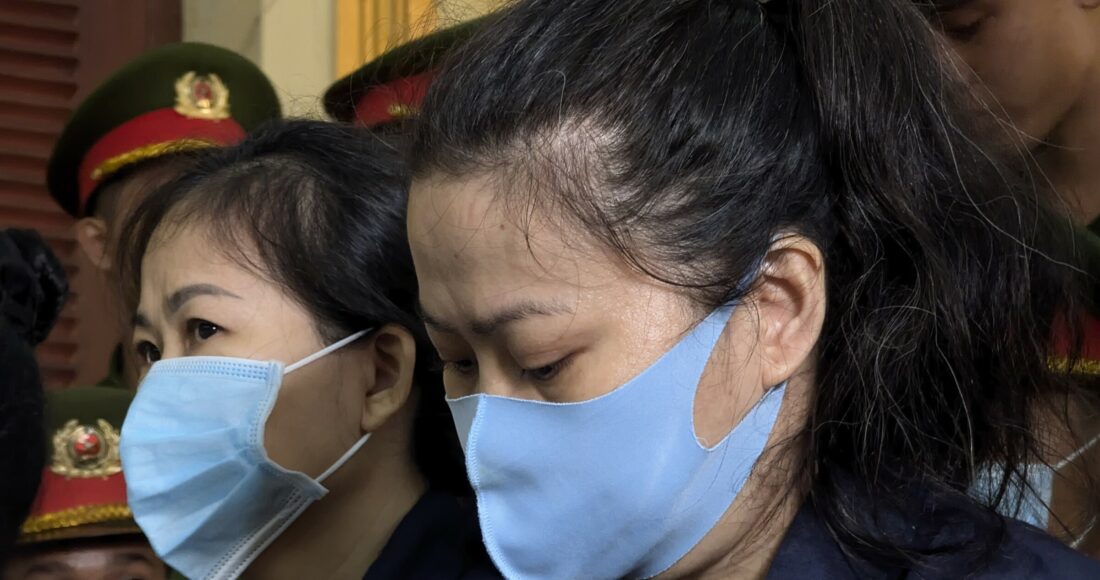 Bị cáo Nguyễn Thị Minh Phụng (phải) cùng đồng phạm. Ảnh: Hải Duyên