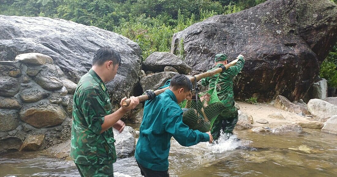 Bộ đội khiêng người dân bị thương về bản. Ảnh: Đồn biên phòng Dào San.
