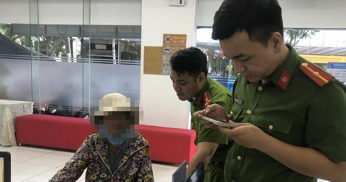 Công an giải thích cho người phụ nữ để không chuyển tiền cho kẻ lừa đảo. Ảnh: Công an cung cấp