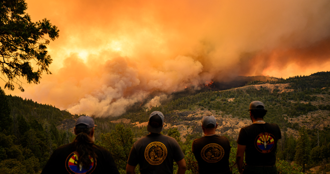 Lực lượng cứu hỏa quan sát đám cháy tại hạt Butte từ xa hôm 26/7. Ảnh: AFP