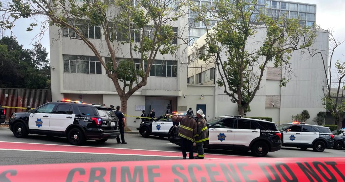 Cảnh sát và lính cứu hỏa bên ngoài Tổng lãnh sự quán Trung Quốc ở San Francisco ngày 9/10. Ảnh: Standard