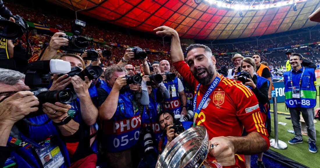 Carvajal mừng với cup Euro 2024 sau khi cùng Tây Ban Nha hạ Anh 2-1 trong trận chung kết trên sân Olympic, Berlin ngày 14/7. Ảnh: RFEF