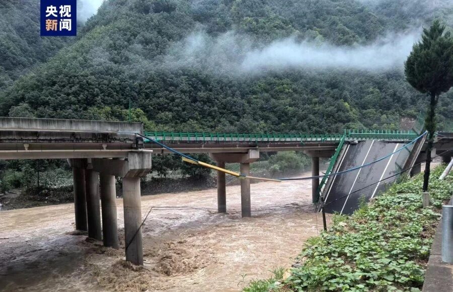 Cầu sập do mưa lũ ở thành phố Thương Lạc, tỉnh Thiểm Tây, tây bắc Trung Quốc ngày 20/7. Ảnh: CCTV