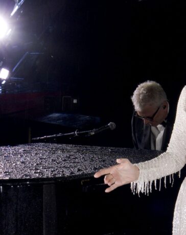 Celine Dion ở lễ khai mạc Olympic. Ảnh: Reuters