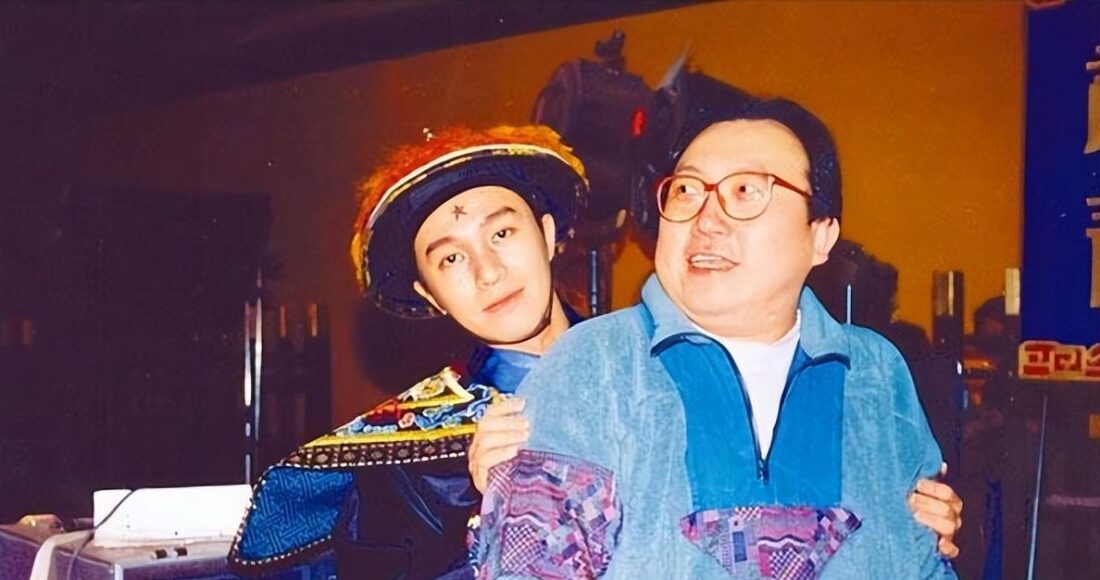 Châu Tinh Trì (trái) và Vương Tinh trên phim trường đầu thập niên 1990. Ảnh: HK01