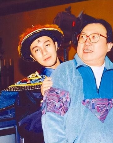 Châu Tinh Trì (trái) và Vương Tinh trên phim trường đầu thập niên 1990. Ảnh: HK01