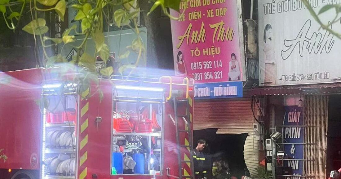 Cảnh sát phòng cháy chữa cháy phải cắt cửa cuốn để tiếp cận nguồn lửa ở tầng 1. Ảnh: Việt An