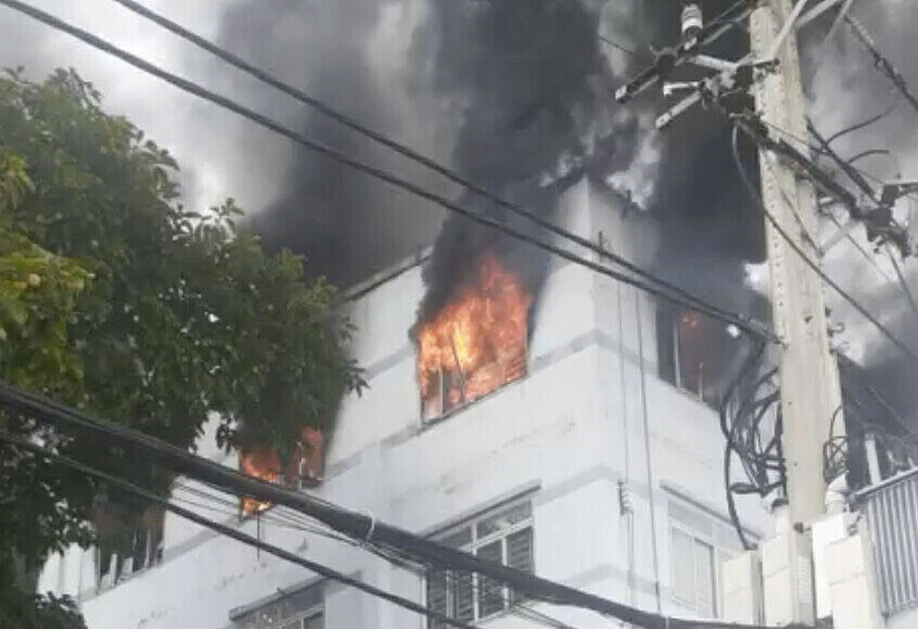 Lửa bùng phát từ lầu hai của công ty sản xuất nón bảo hiểm. Ảnh: Minh Bằng