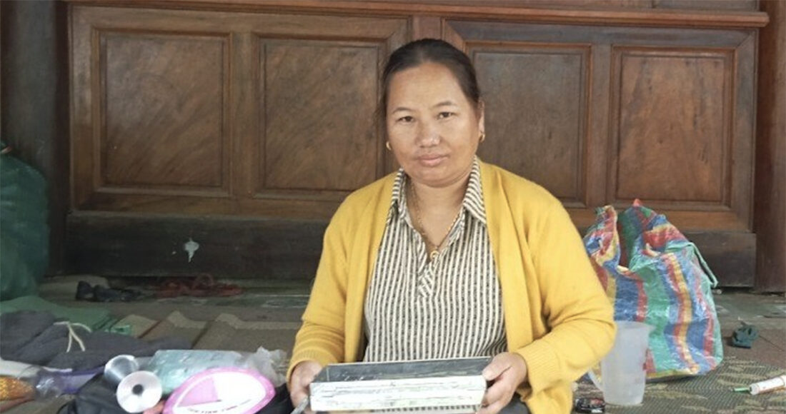 Chị Xồng Y Trử bên bộ đồ nghề của cô đỡ thôn bản. Ảnh: Hùng Lê