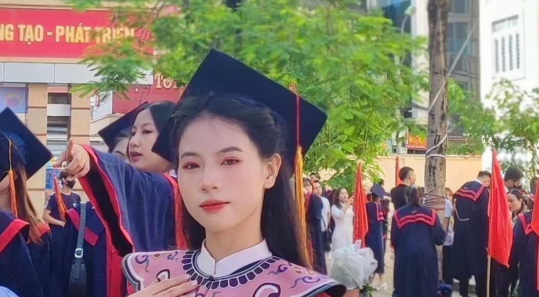Đặng Kim Ly đeo vân kiên với áo cử nhân trong ngày tốt nghiệp đầu tháng 7. Ảnh: Nhân vật cung cấp