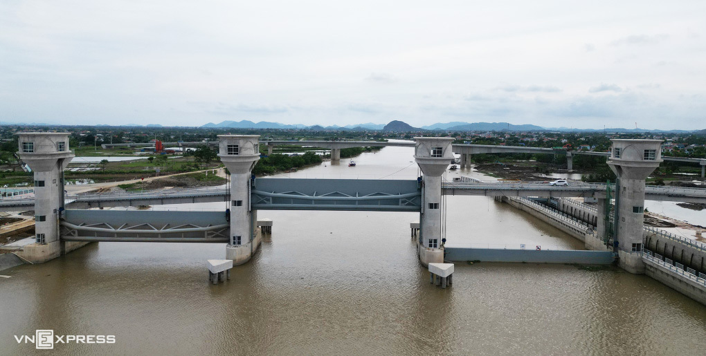 Hệ thống cửa van đã được lắp đặt đang trong quá trình thử tải. Ảnh: Lê Hoàng