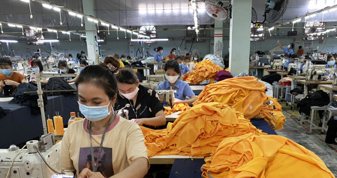 Công nhân làm việc tại nhà máy thuộc Công ty Dệt may Thành Công, TP HCM, tháng 10/2021. Ảnh: An Phương
