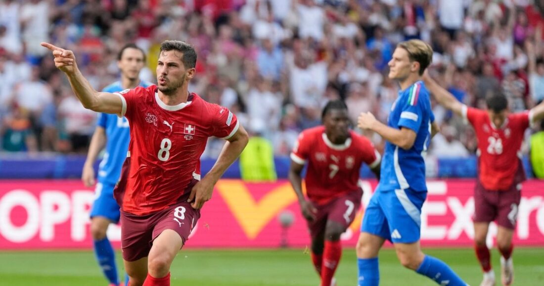 Tiền vệ Remo Freuler (số 8) mừng bàn thắng trong trận Thụy Sĩ hạ Italy 2-0 ở vòng 1/8 Euro 2024. Ảnh: AFP