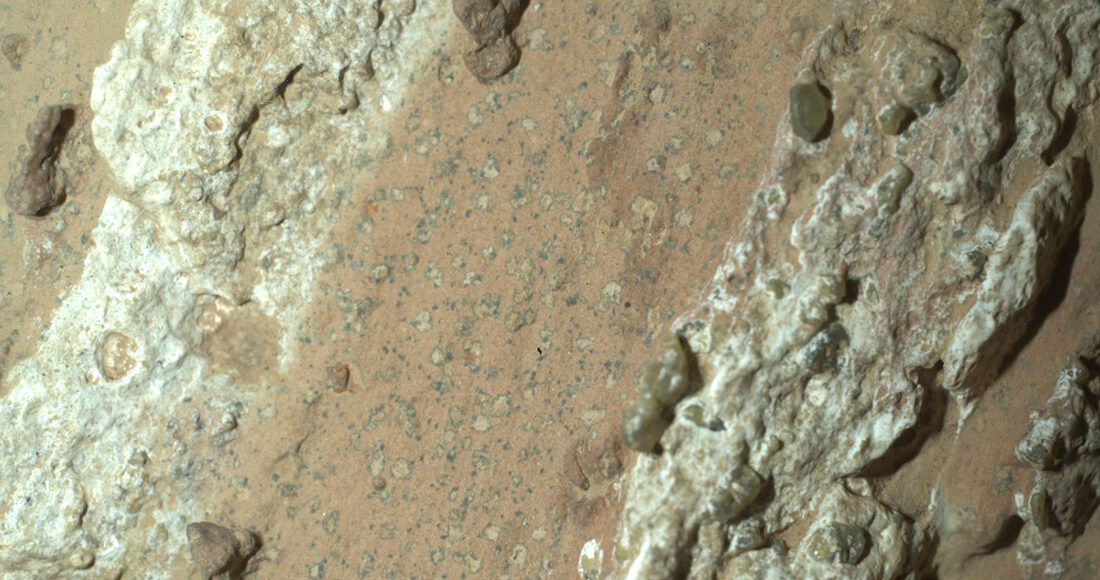 Robot Perseverance của NASA chụp ảnh tảng đá Cheyava Falls trên sao Hỏa vào tháng 7/2024. Ảnh: NASA/JPL-Caltech/MSSS