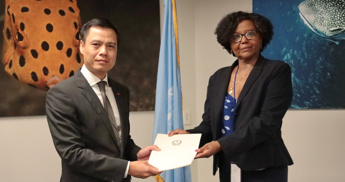 Đại sứ Đặng Hoàng Giang (trái) nộp hồ sơ đệ trình lên CLCS hôm 17/7. Ảnh: BNG