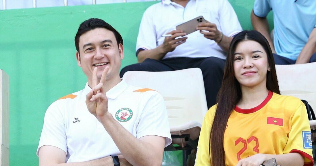 Thủ môn Đặng Văn Lâm (trái) và bạn gái Yến Xuân trên khán đài sân Quy Nhơn ở vòng 22 V-League 2023-2024. Ảnh: Phi Hùng