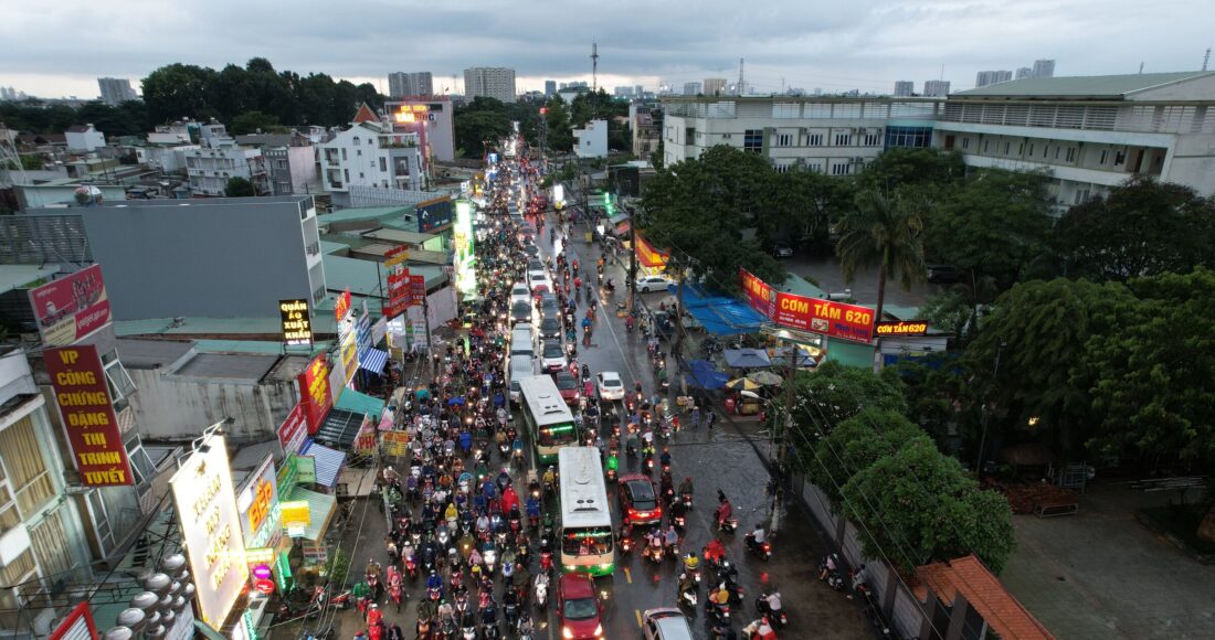 Mưa ngập trên đường Đỗ Xuân Hợp, TP Thủ Đức. Ảnh: Quỳnh Trần