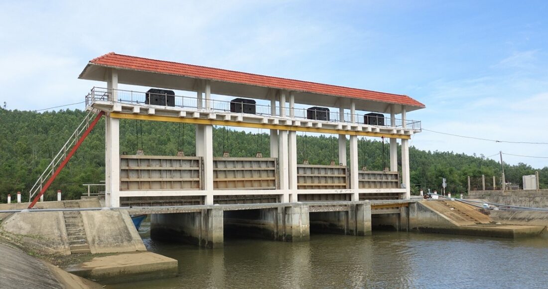 Cống trên đê Phổ Minh dài 20 m gần bốn năm vận hành thủ công vì không có điện. Ảnh: Thạch Thảo