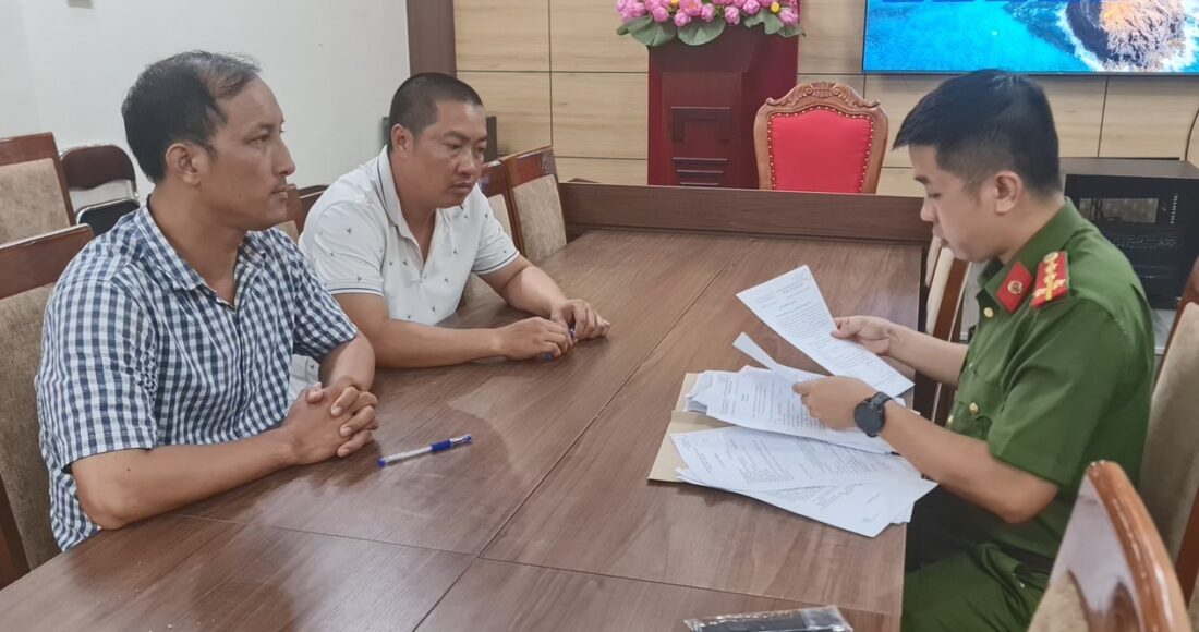 Trần Văn Tuấn và Hoàng Ánh Cương tại Cơ quan Công an. Ảnh Công an cung cấp