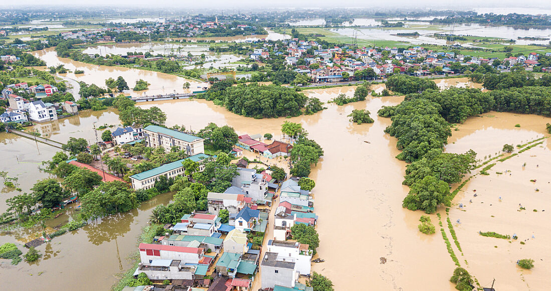 Nước sông Bùi tràn qua đê làm ngập hàng nghìn hộ dân ngoại thành Hà Nội. Ảnh: Gia Chính