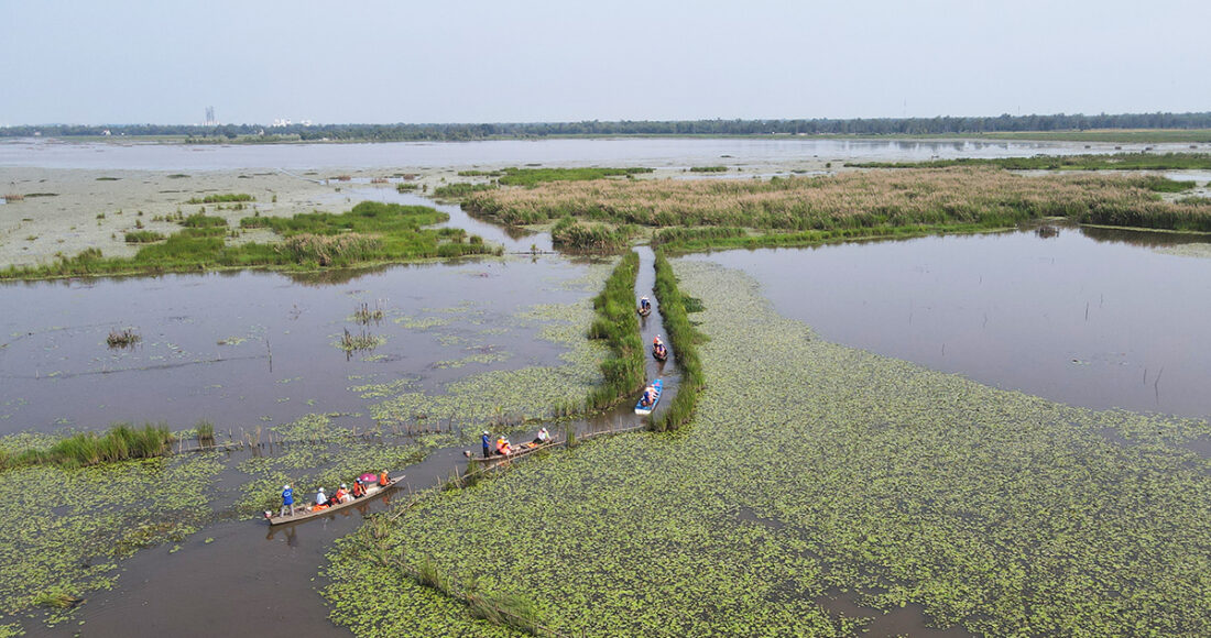Du khách đi ghe tham quan hồ sông Đầm. Ảnh: Đắc Thành