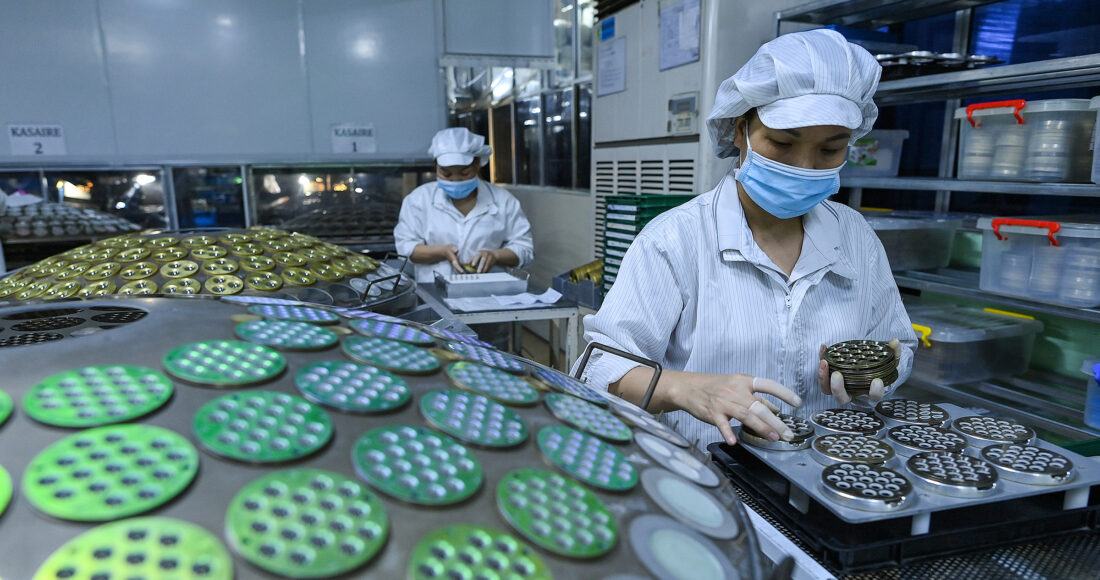 Dây chuyền sản xuất thấu kính của một doanh nghiệp Nhật Bản tại Hòa Bình ngày 29/6. Ảnh: Giang Huy