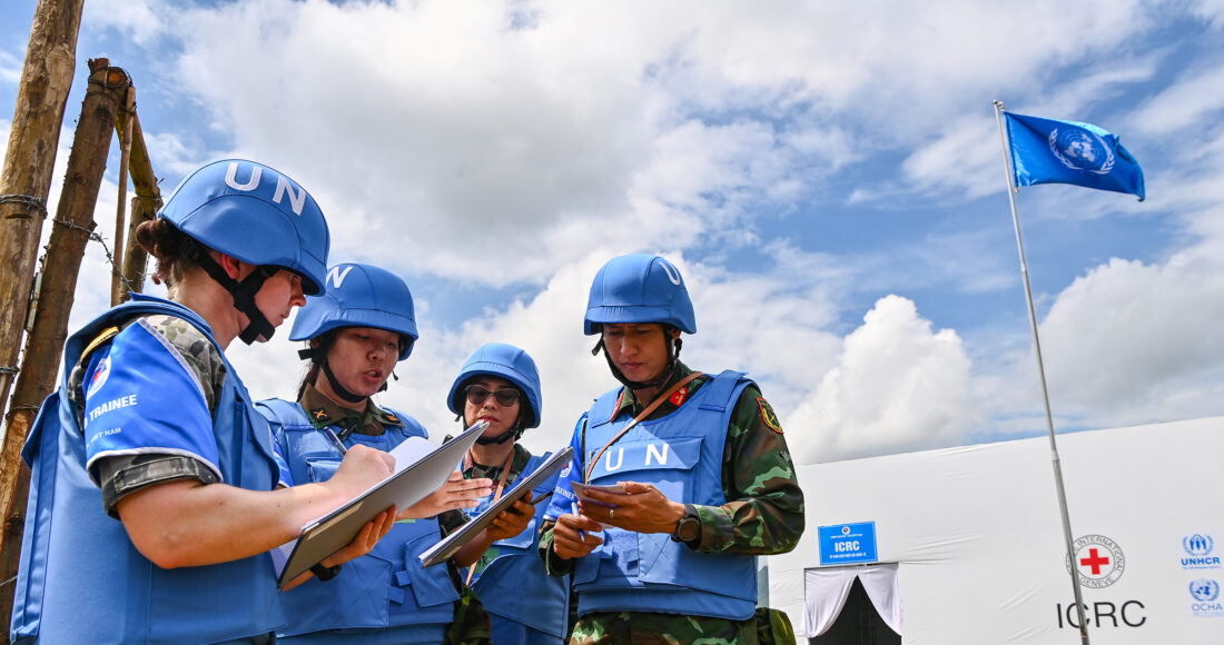 Lực lượng của Cục Gìn giữ hòa bình Việt Nam diễn tập cứu hộ. Ảnh: Giang Huy