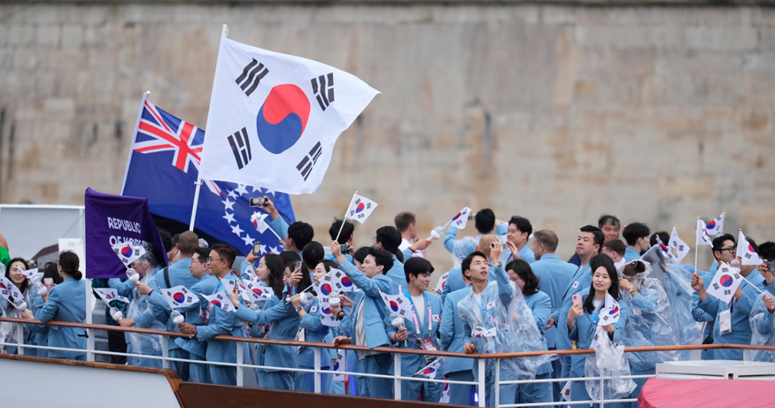 Đoàn thế thao Hàn Quốc diễu hành trên sông Seine trong lễ khai mạc Olympic Paris 2024 tại Pháp, hôm 26/7. Ảnh: AP