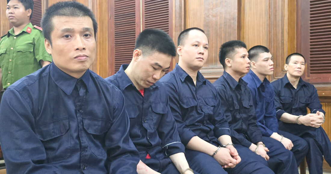Bị cáo Bùi Công Hiếu (trong cùng) và đồng phạm tại tòa hôm nay. Ảnh: Hải Duyên