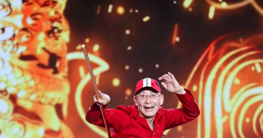 Lục Tiểu Linh Đồng múa gậy Như Ý. Ảnh: Ts News