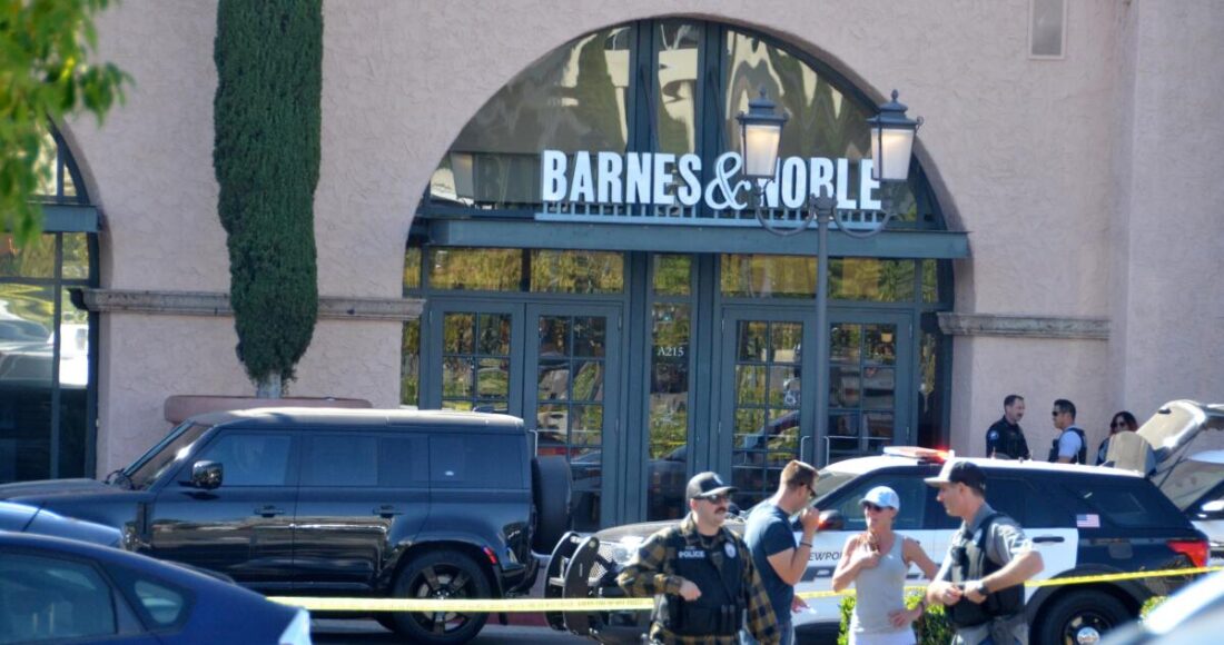 Cảnh sát phong tỏa hiện trường ở chợ trời Fashion Island, California. Ảnh: LA Times