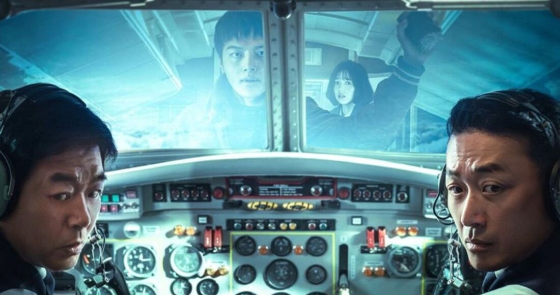 Ha Jung Woo (phải) và Sung Dong Il (trái) lần đầu hợp tác trong phim điện ảnh. Các diễn biến, tình tiết trong Vây hãm trên không được đánh giá khó đoán, kịch tính. Ảnh: Sony Pictures