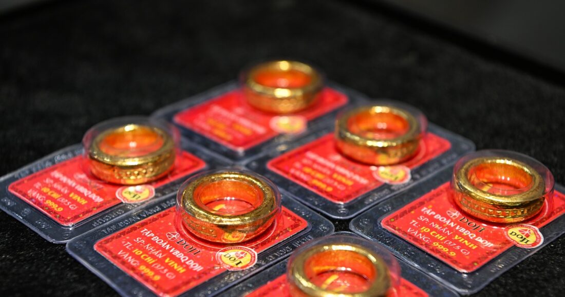 Vàng nhẫn trơn tại quầy một thương hiệu trên đường Trần Nhân Tông (Hà Nội), ngày 10/5/2024. Ảnh: Giang Huy