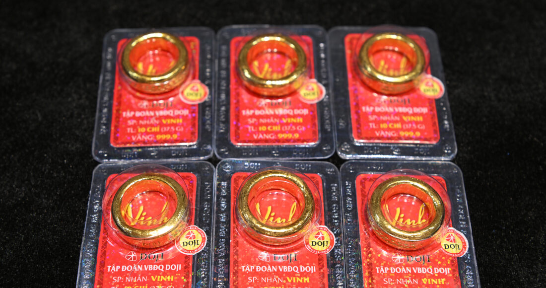 Giao dịch vàng nhẫn tại một hàng vàng trên đường Trần Nhân Tông, Hà Nội, đầu tháng 5/2024. Ảnh: Giang Huy