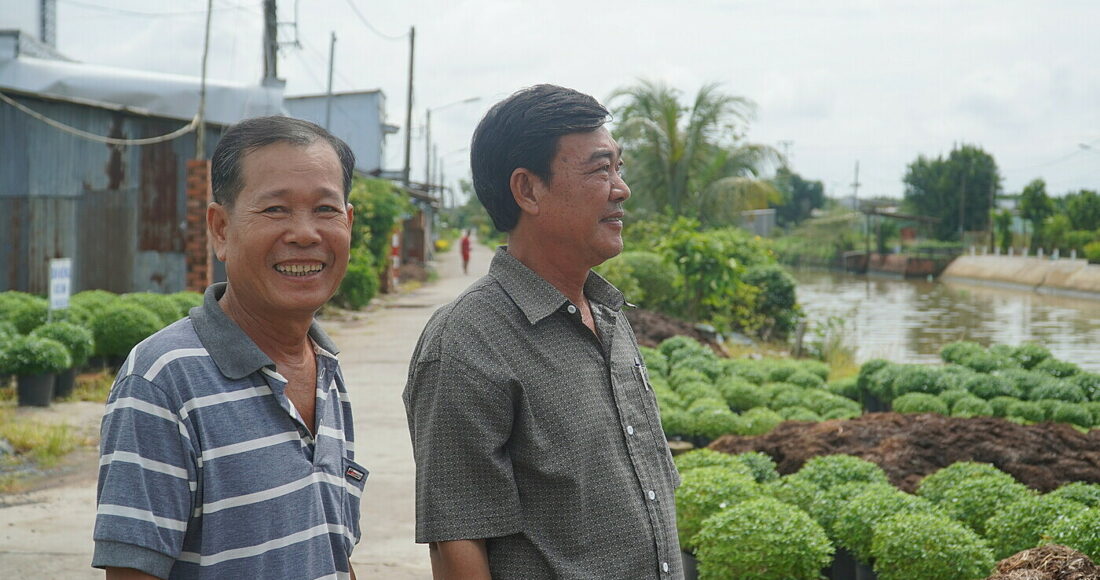 Ông Tâm cùng trưởng ấp Tân Lập tại vị trí xây cầy 400. Ảnh: Ngọc Tài