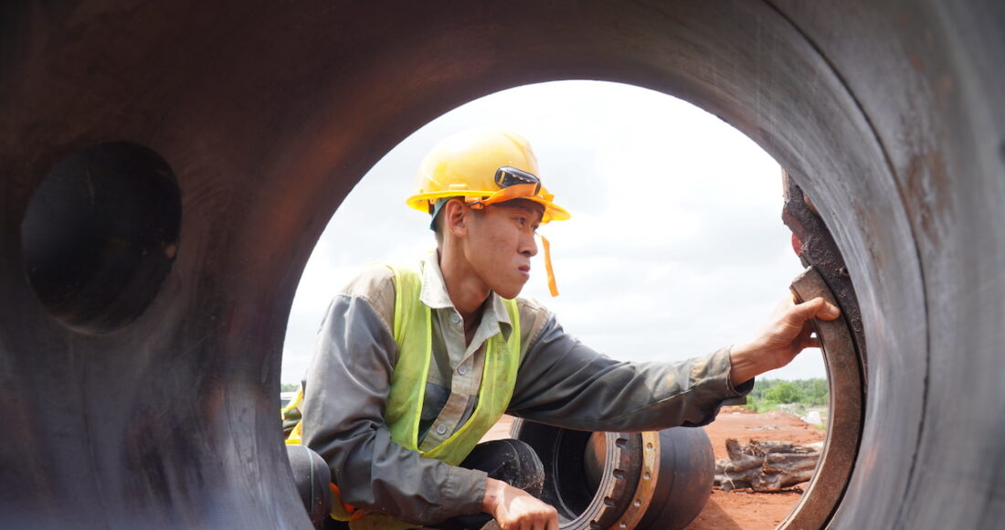 Công nhân thi công đường ống nước. Ảnh: Phước Tuấn