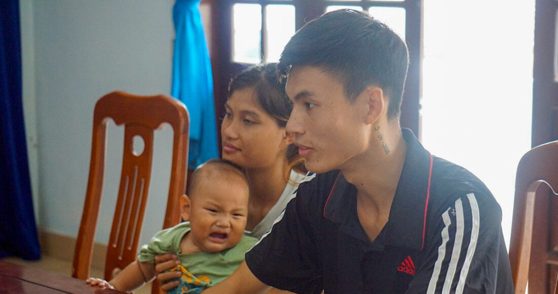 Vợ chồng anh Duy và con nhỏ tại Trạm CSGT cửa ô Hoà Hiệp, trưa 17/7. Ảnh: Văn Hồ