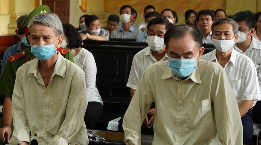 Bị cáo Nguyễn Tín Trung (phải) và các bị cáo tại tòa. Ảnh: Hải Duyên