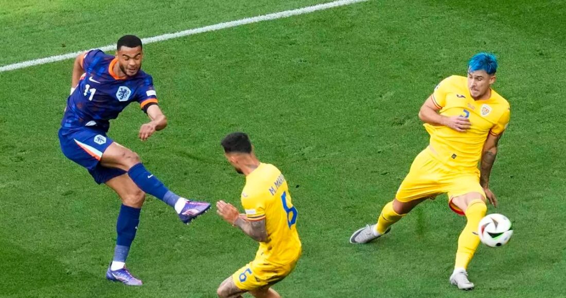 Gakpo (số 11) ghi bàn mở tỷ số trận Hà Lan hạ Romania 3-0 ở vòng 1/8 Euro 2024. Ảnh AP