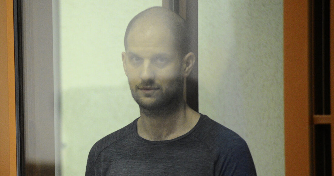 Evan Gershkovich trong phiên xử và kết án ở Tòa án tỉnh Sverdlovsk hôm 19/7. Ảnh: Reuters