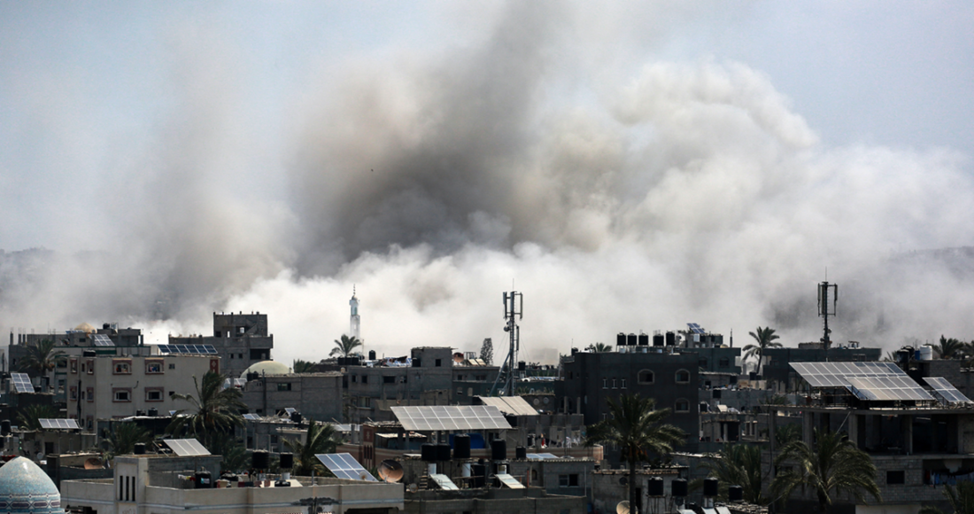 Khói bốc lên sau đòn tập kích của Israel vào Deir-al Bala hôm 27/7. Ảnh: AFP