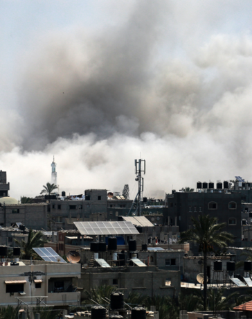 Khói bốc lên sau đòn tập kích của Israel vào Deir-al Bala hôm 27/7. Ảnh: AFP