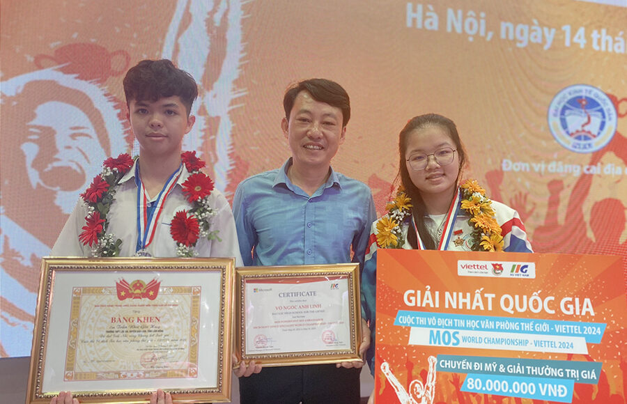 Trần Như Gia Huy nhận giải Nhì cuộc thi Vô địch tin học văn phòng thế giới tại Hà Nội, tháng 6/2024. Ảnh: Nhân vật cung cấp