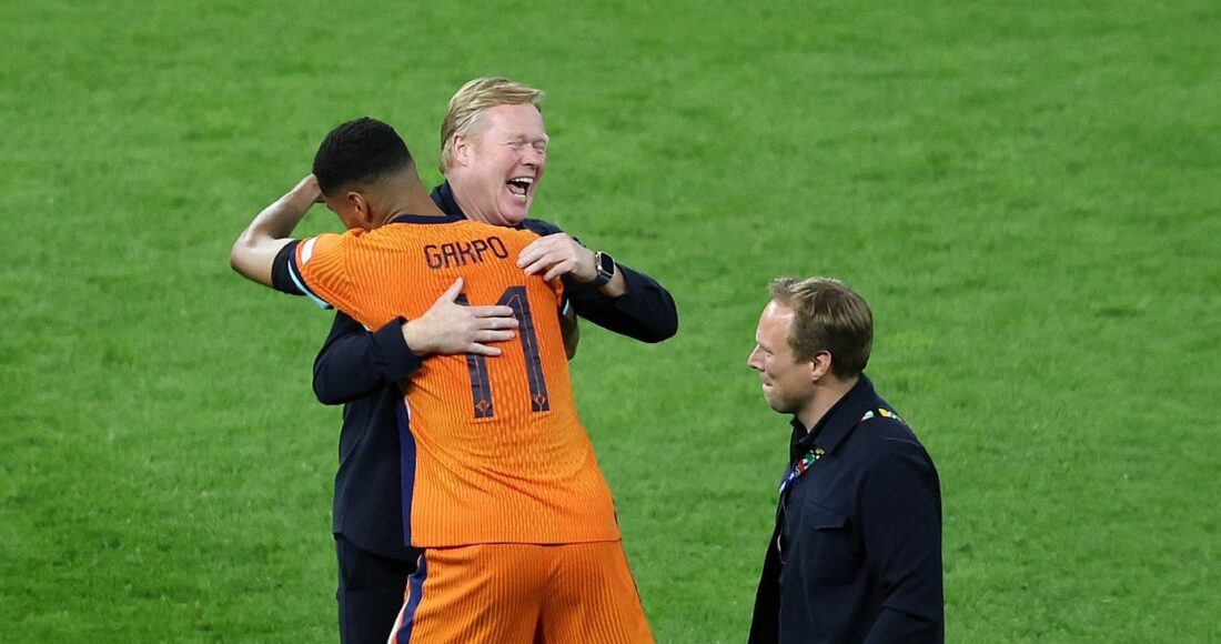 HLV Koeman ôm Gakpo mừng sau khi Hà Lan thắng Thổ Nhĩ Kỳ ở tứ kết Euro 2024. Ảnh: KNVB